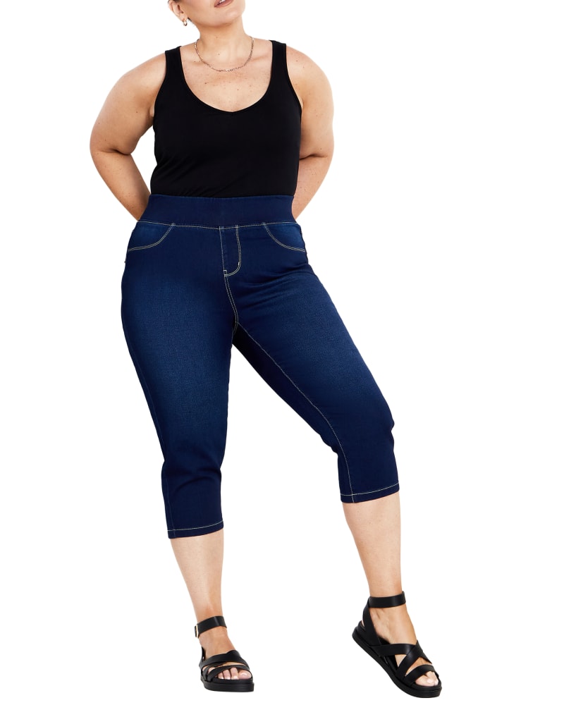 Front of a model wearing a size 18 Paula Crop Jegging in DKWS by avenue. | dia_product_style_image_id:297871